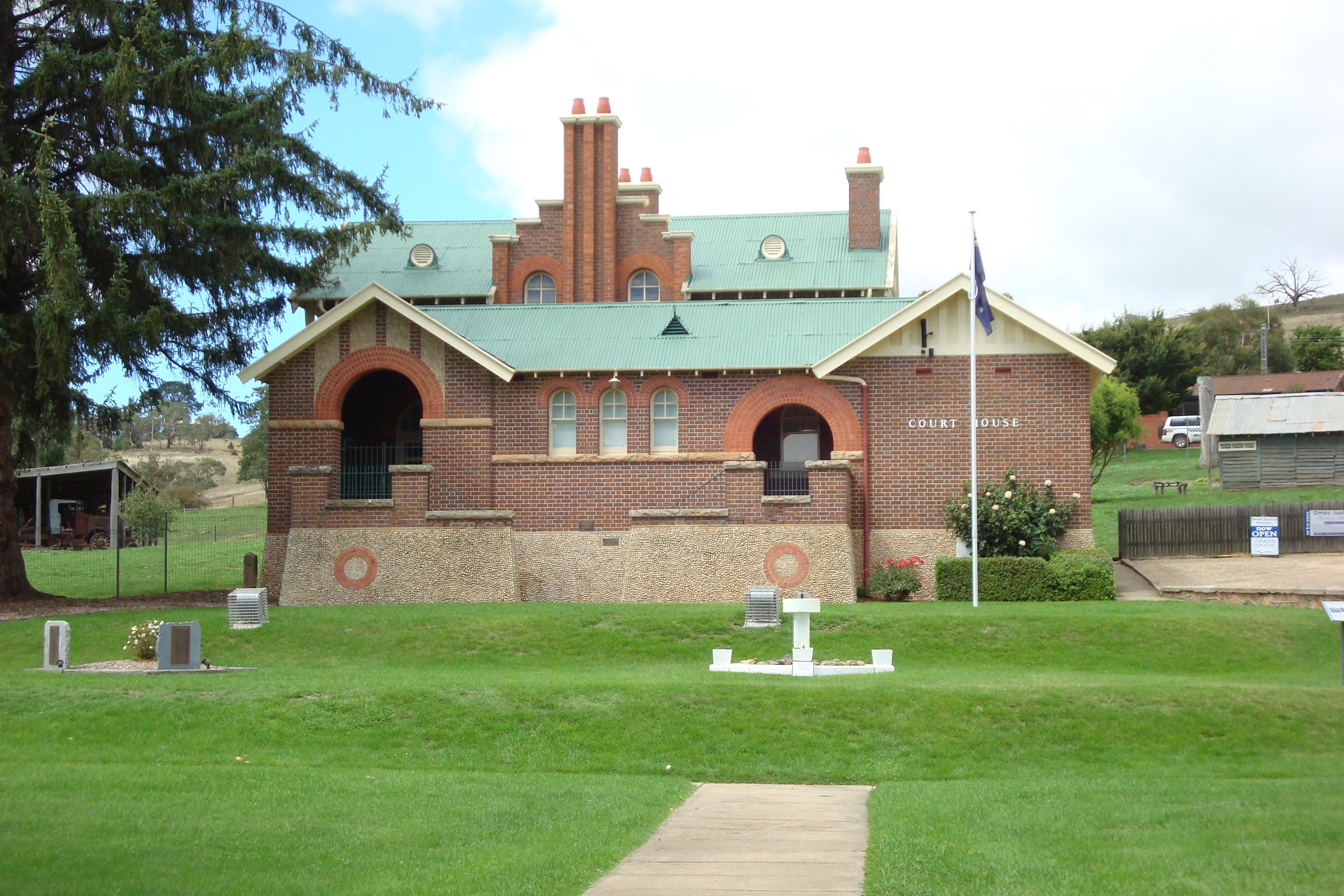 Outside view of Omeo Magistrates' Court